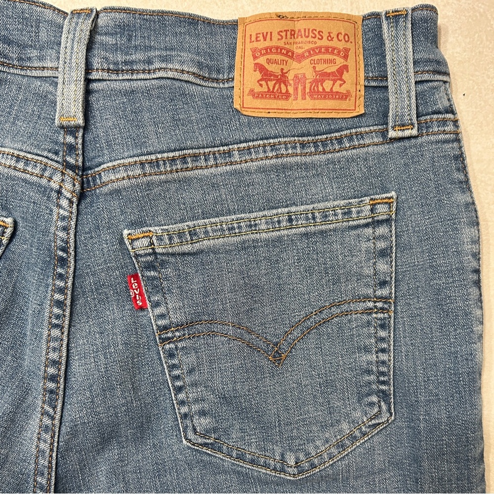 Levi 724 High Rise Straight Women’s Jeans, Wondrous Time Medium Blue Wash, 28x30 - Picture 7 of 7